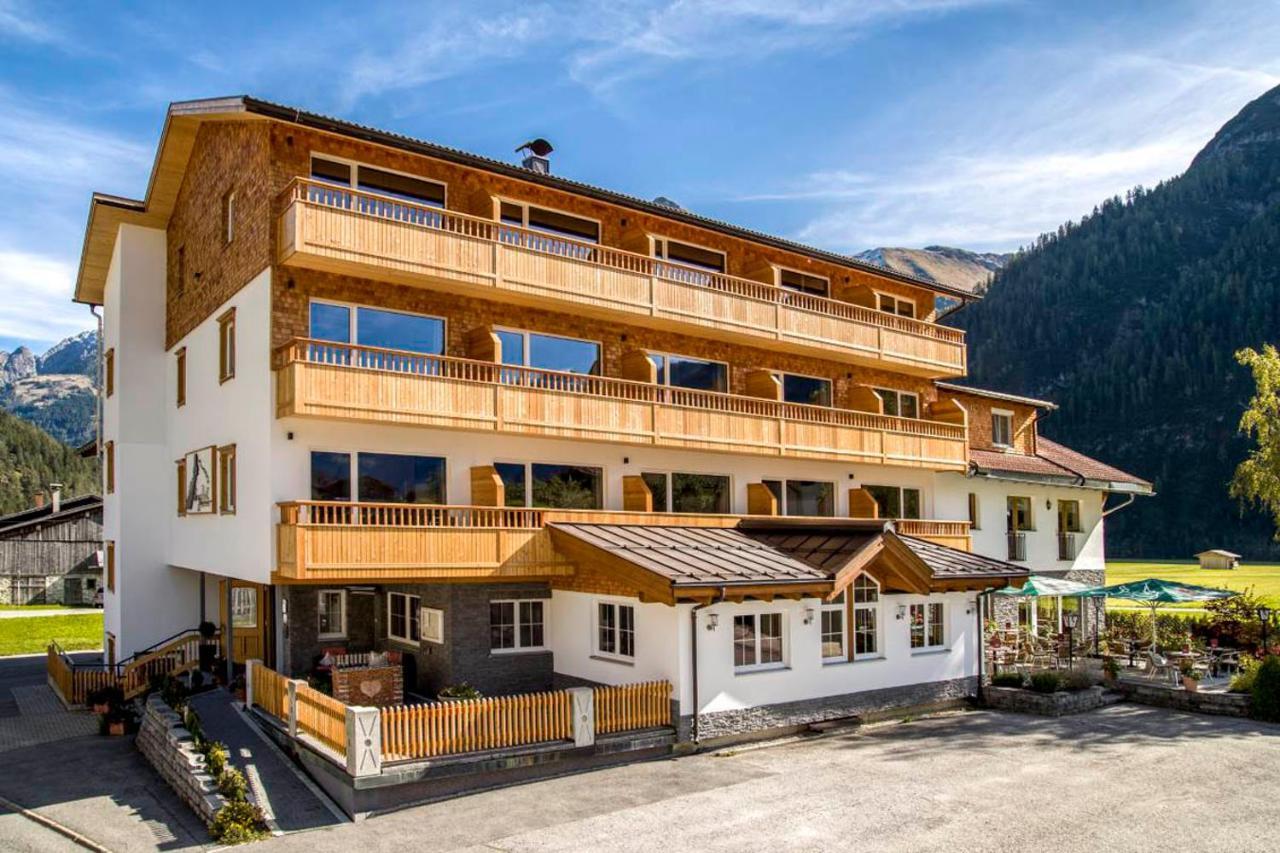 Wohlfuehlhotel Berg Heil Holzgau Exterior photo